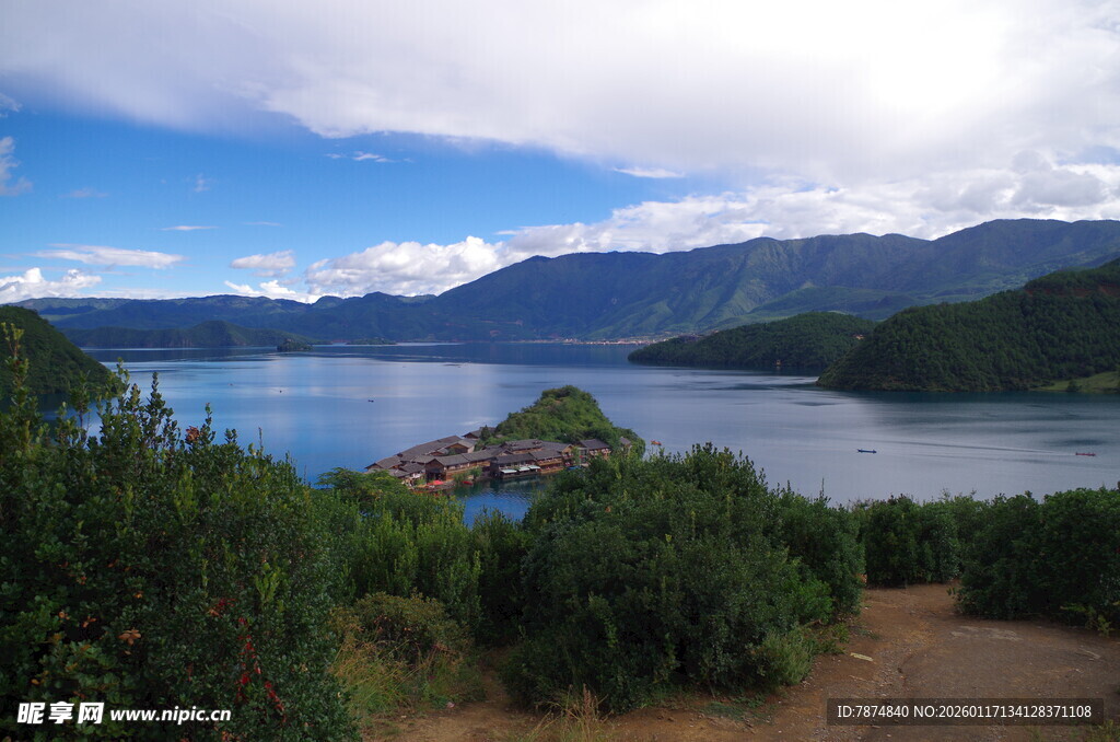 湖畔山林美景