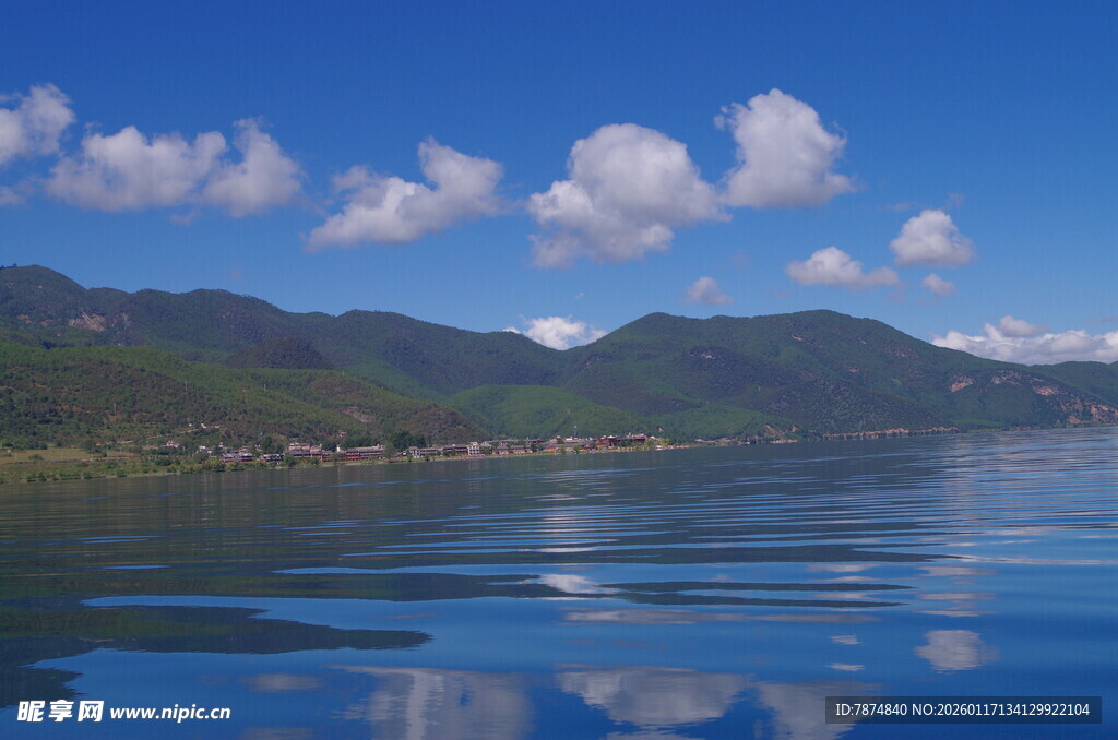 宁静湖景与远山蓝天