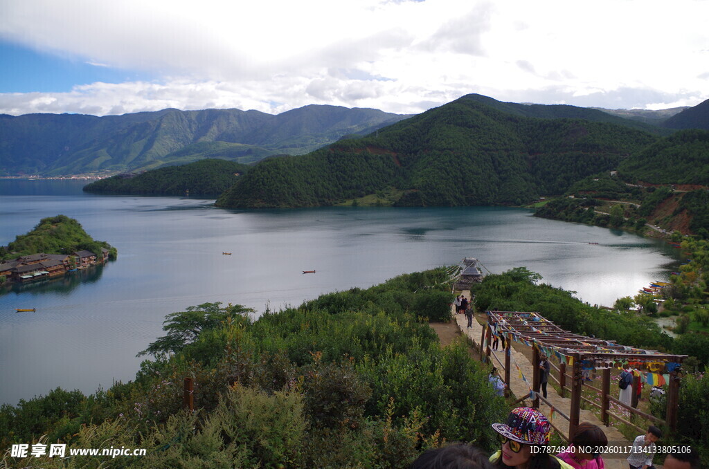 湖畔青山美景
