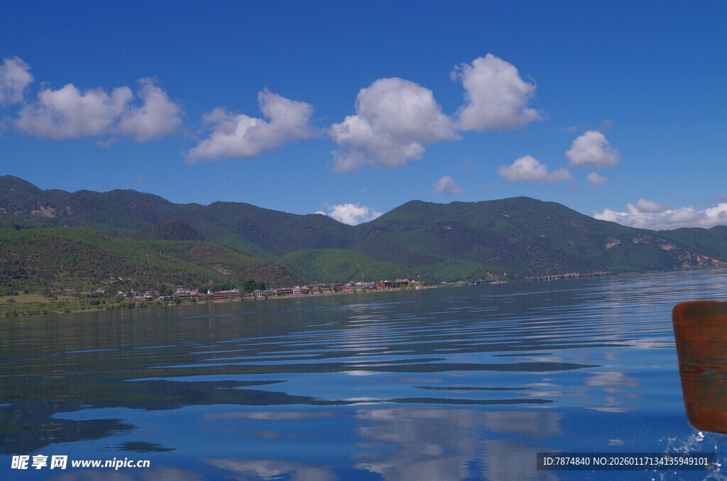 宁静湖景与远处山峦