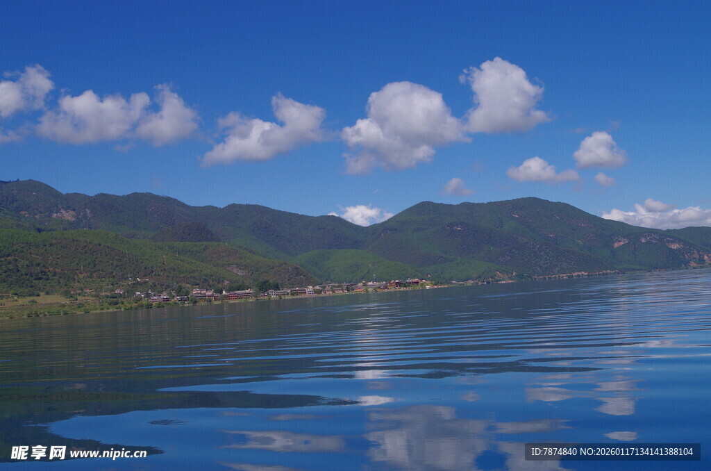 宁静湖水映衬远处山峦