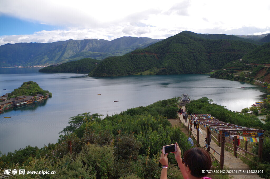 湖畔美景 游客驻足赏风光