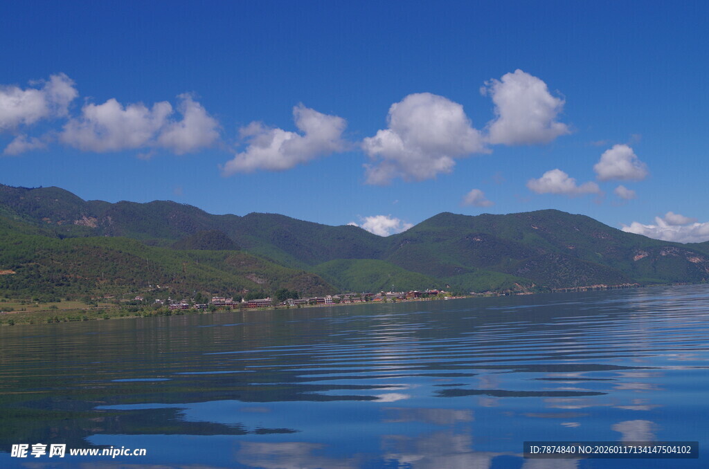 宁静湖景与远山蓝天