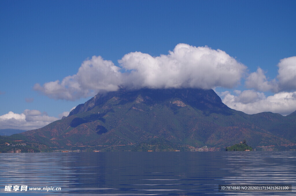 湖畔巍峨山巅云雾缭绕