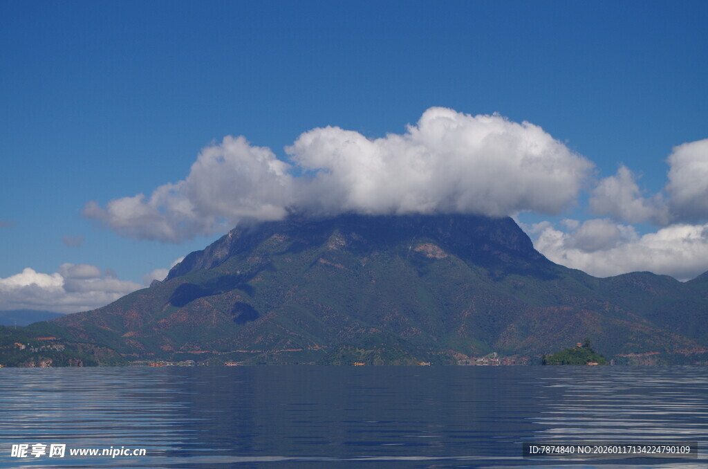 湖畔巍峨山巅与白云