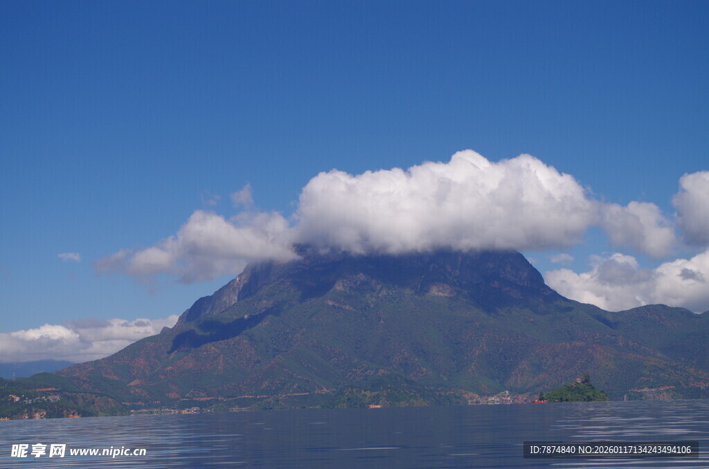 蓝天白云下的巍峨山峰