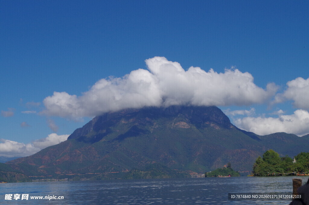 湖畔巍峨山峰与白云美景