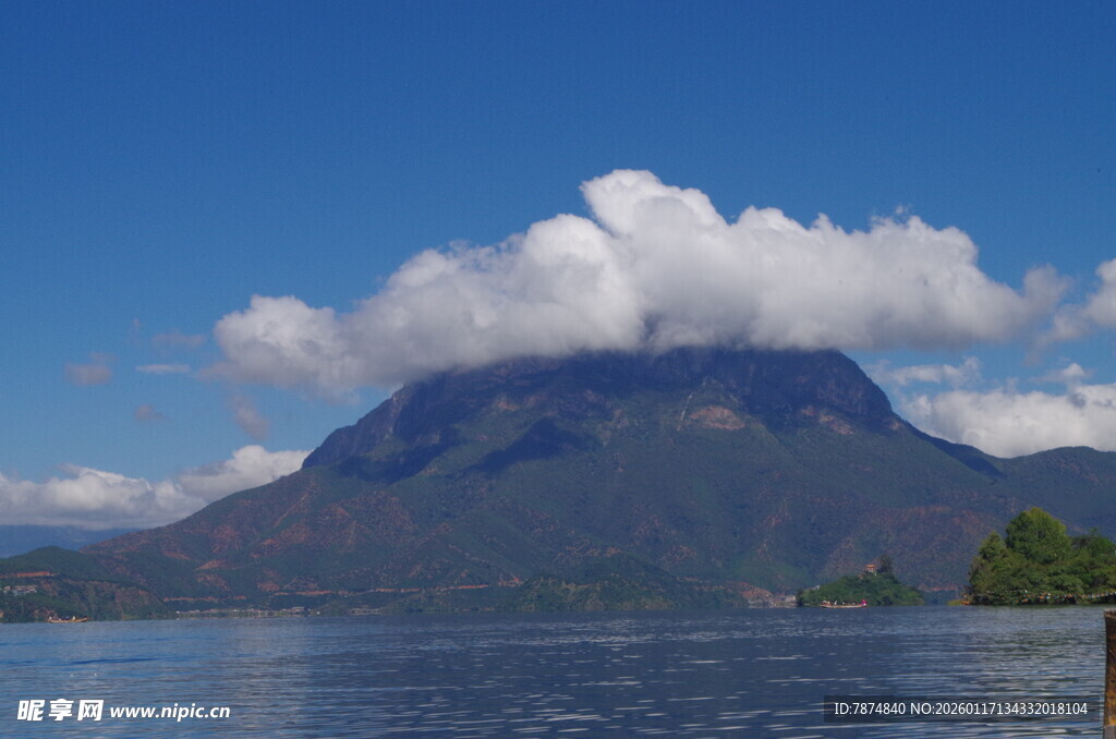 湖畔巍峨青山与云端美景
