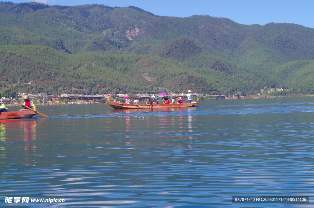 湖上多彩船只与青山美景