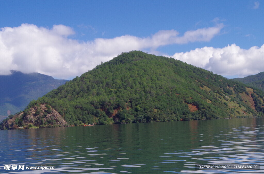 青山映碧水的美丽景致