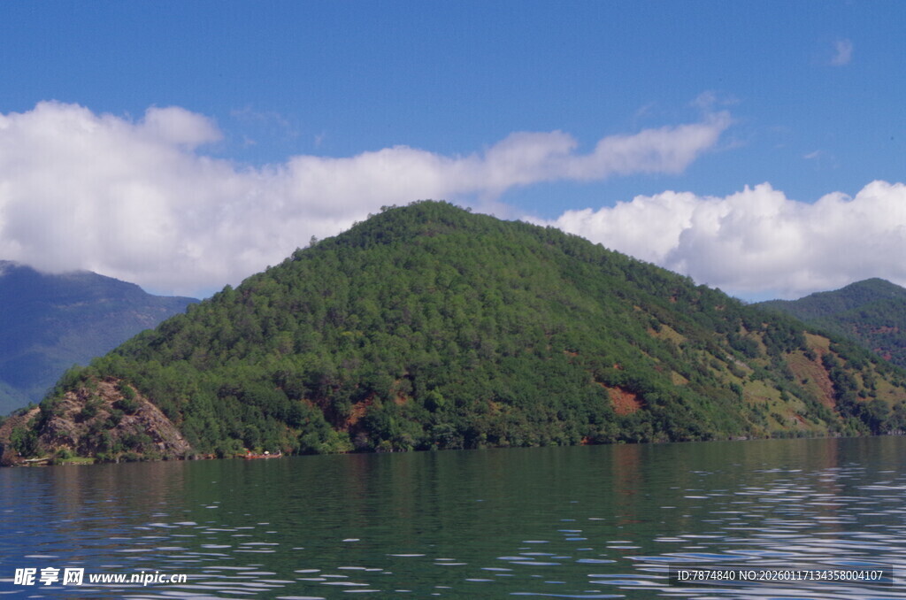 青山绿水间的秀丽岛屿