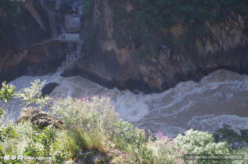 山间湍急溪流瀑布景观