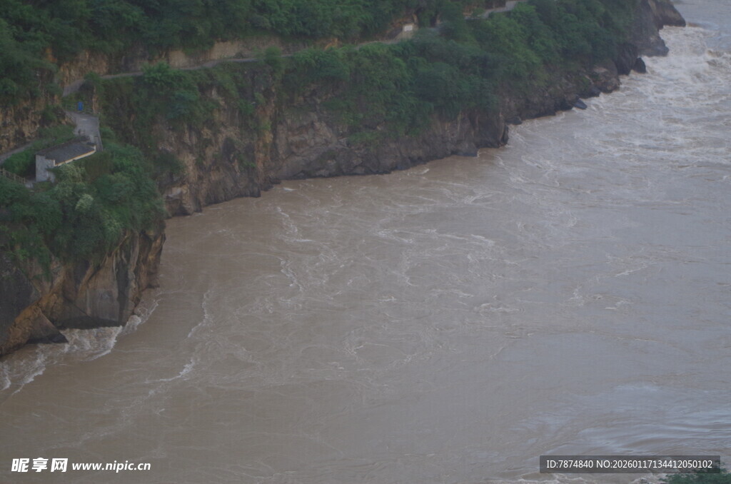 湍急河流旁的陡峭崖壁