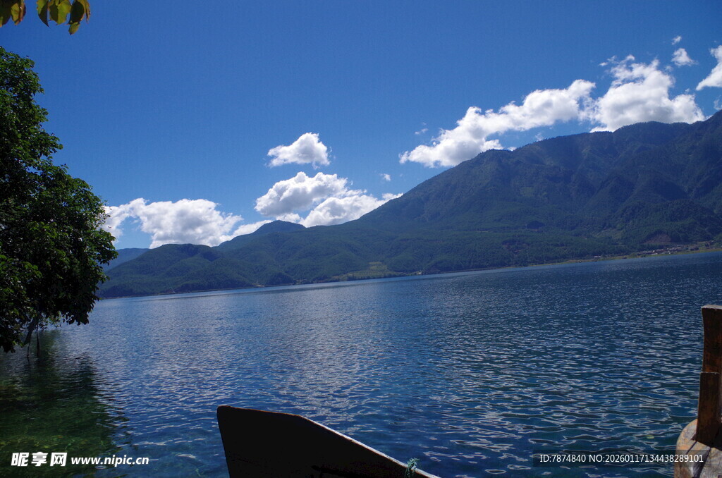 湖畔山水美景