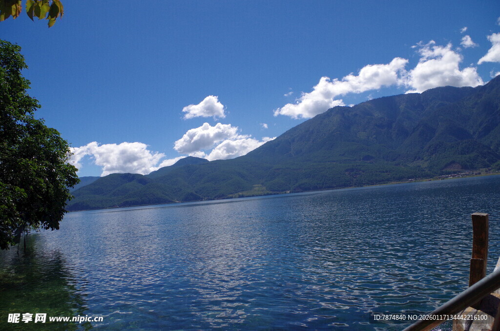 湖畔美景 蓝天白云青山相伴