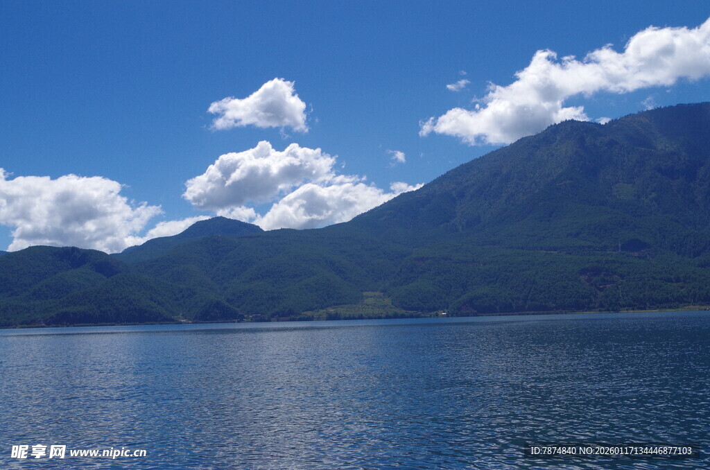 宁静湖景与远处山峦