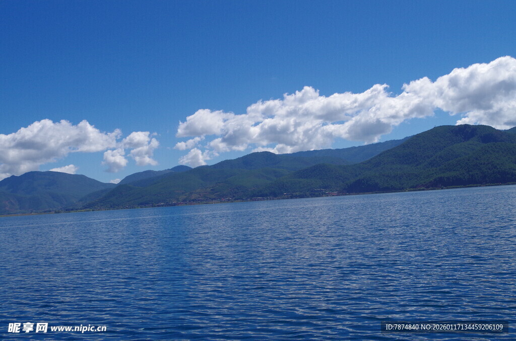 蓝天碧水间的秀丽湖景