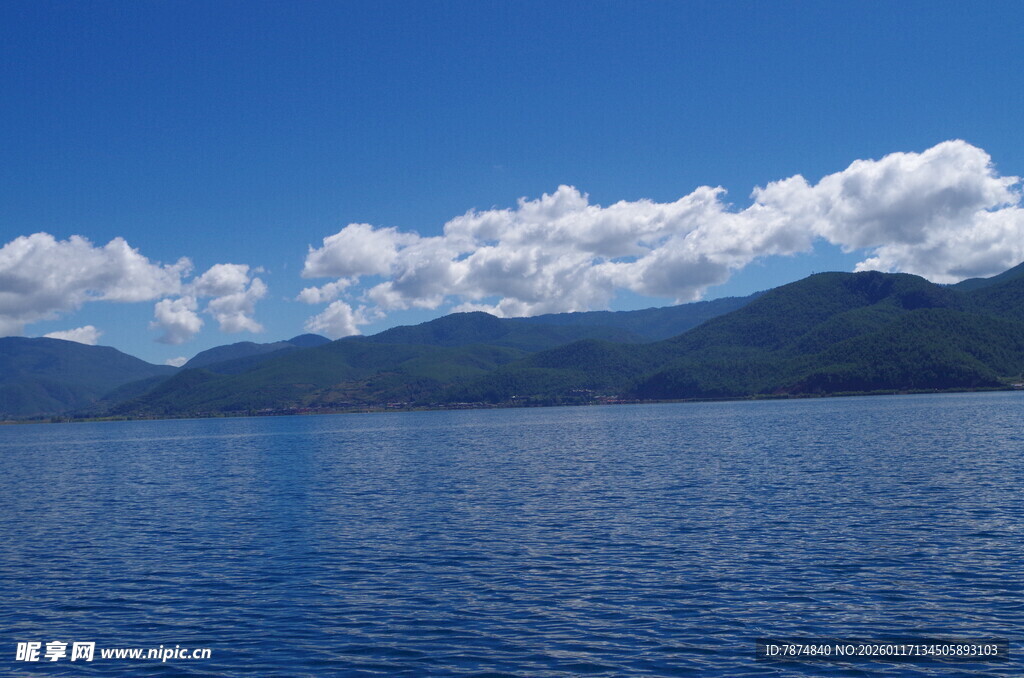 宁静蓝湖与远处山峦