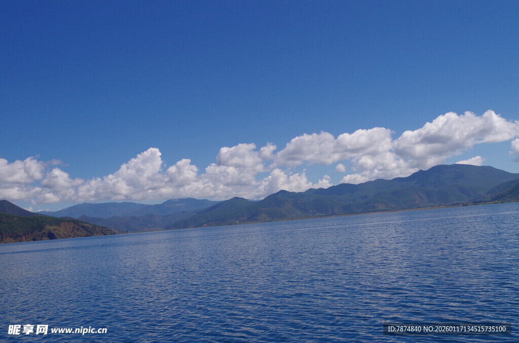 蓝天碧水间的秀丽湖景