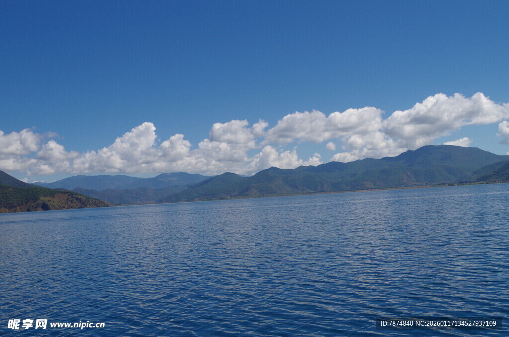 宁静湖景与远处山峦