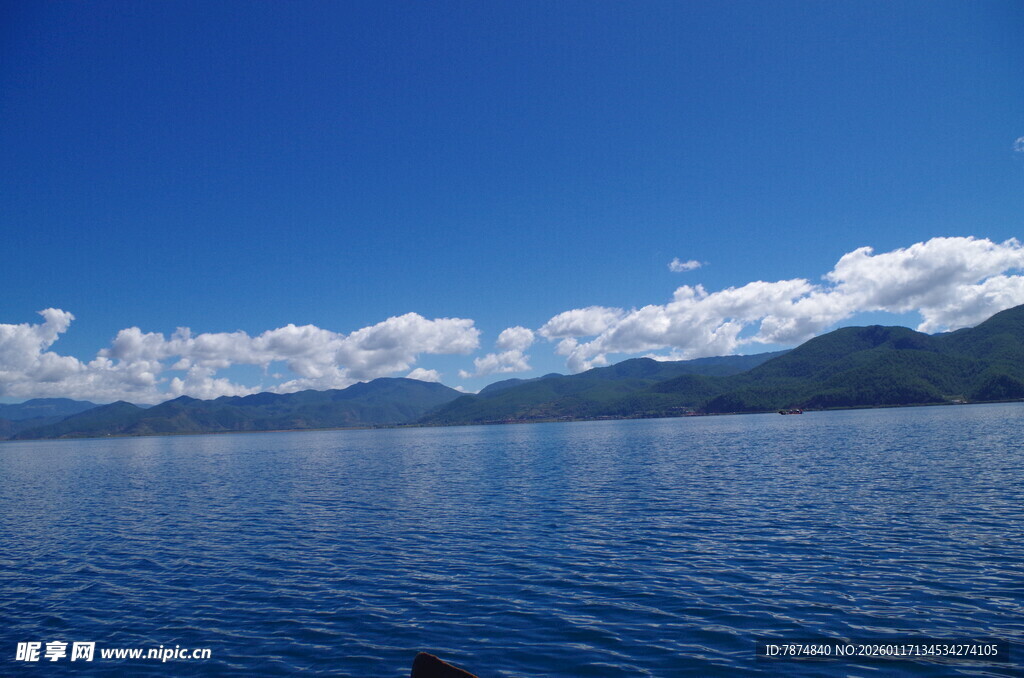 湛蓝湖水与远处山峦美景