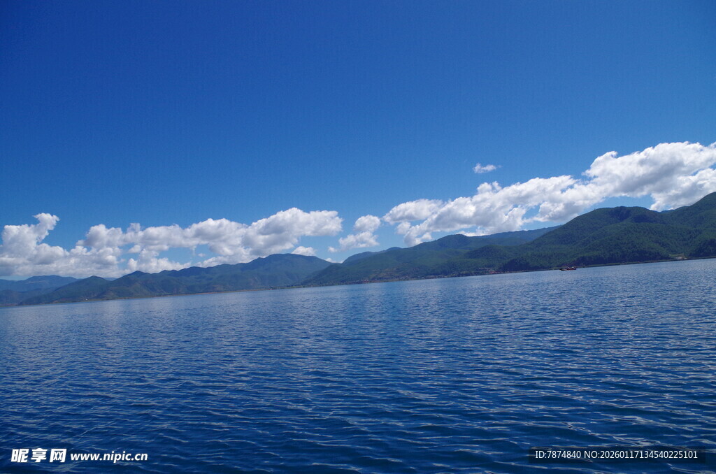 蓝天碧水间的宁静湖景