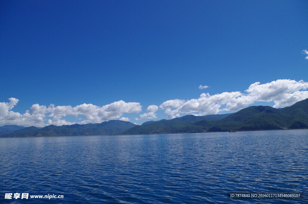 蓝天碧水间的壮阔湖景