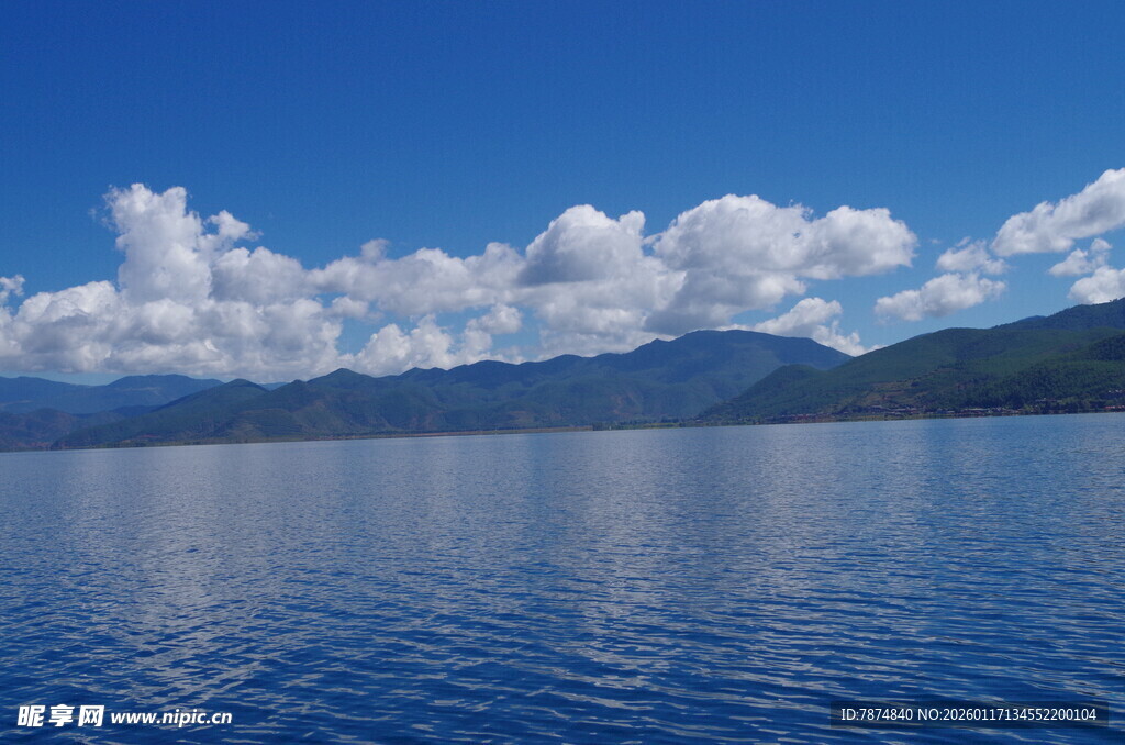 宁静湖面与蓝天白云美景