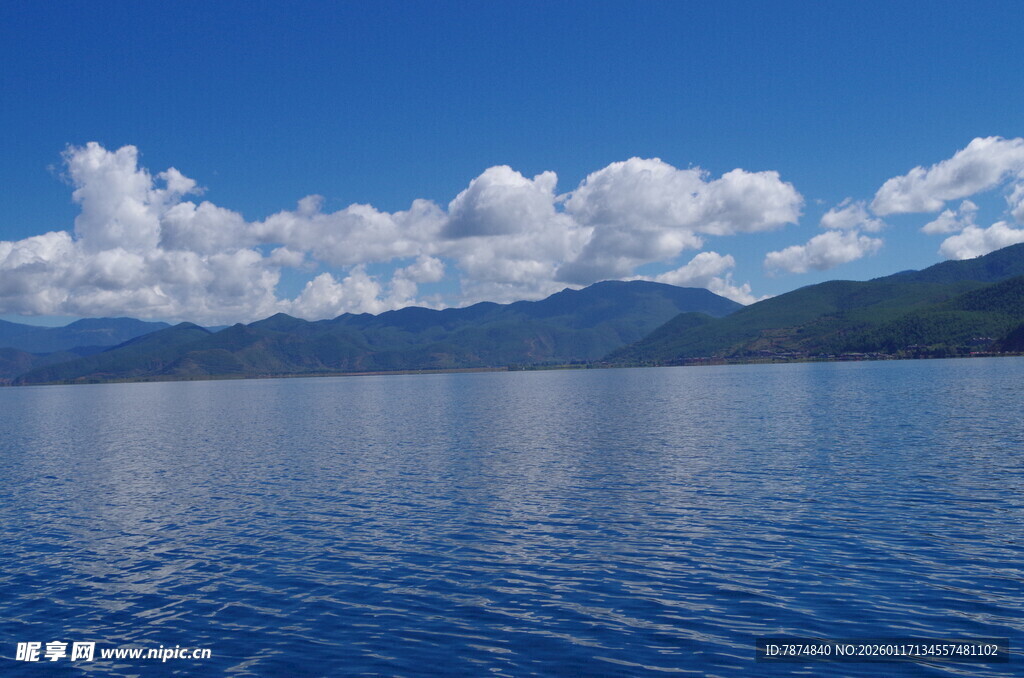 宁静湖面与远方山峦蓝天