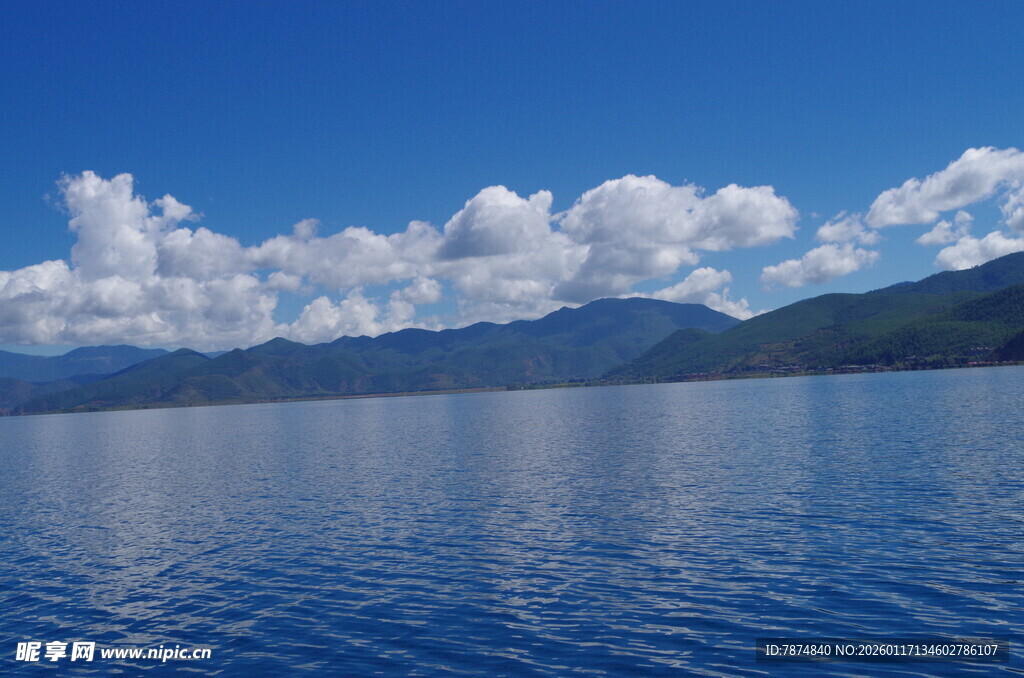 宁静湖面与远处山峦美景
