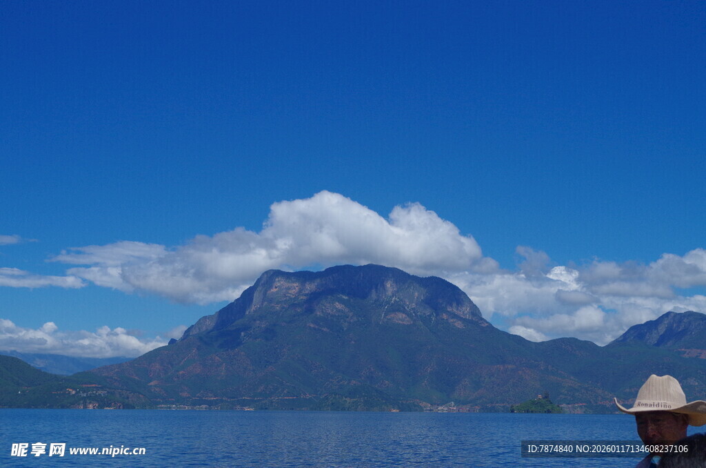 湖畔远山与蓝天白云美景
