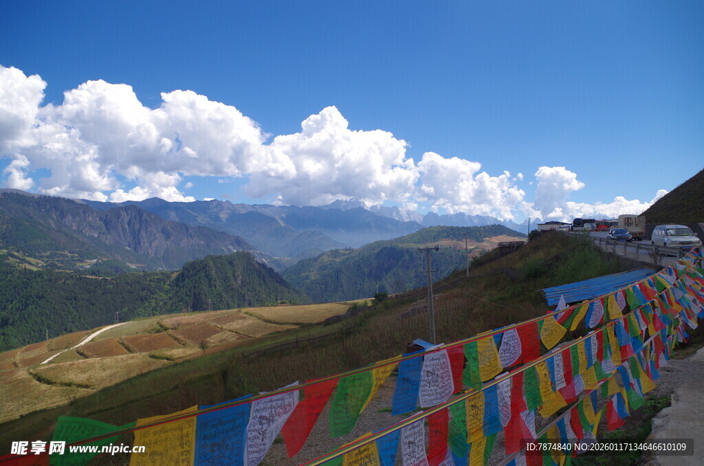 山间五彩经幡飘扬美景