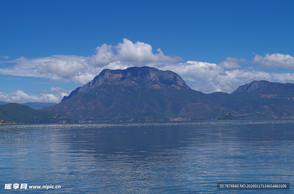 湖畔巍峨山景 云绕峰巅