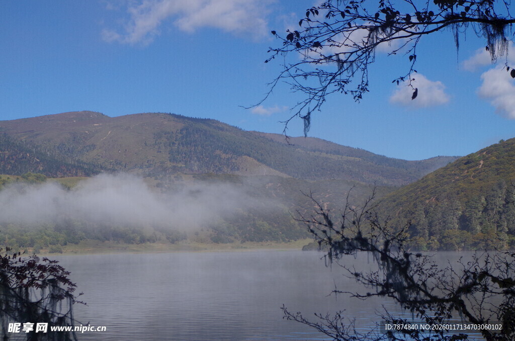 山间晨雾中的静谧湖景
