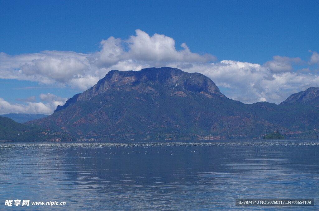 壮丽山水间的静谧湖景