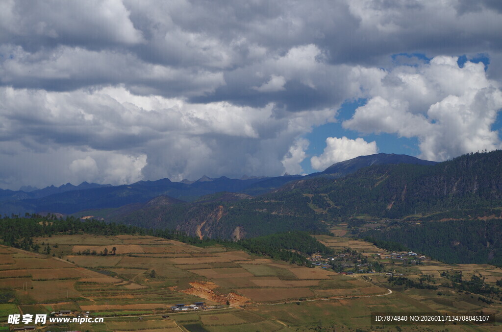 山间云景 广袤田野与远山