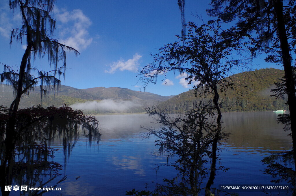 湖光山色间的静谧晨景