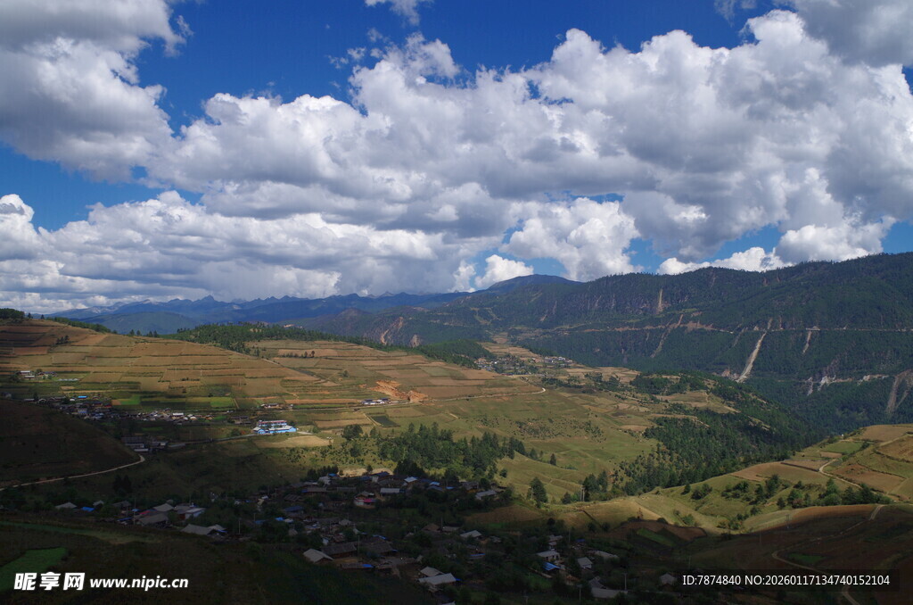山间美景 蓝天白云下的风光