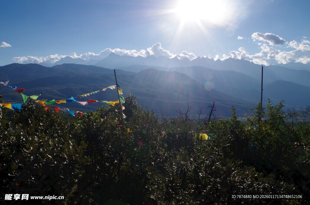 高原经幡在阳光下飘扬