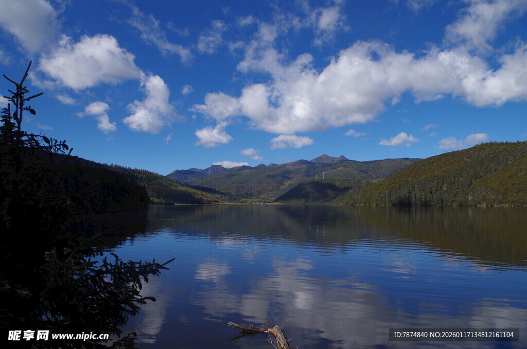 宁静湖山 蓝天白云倒影