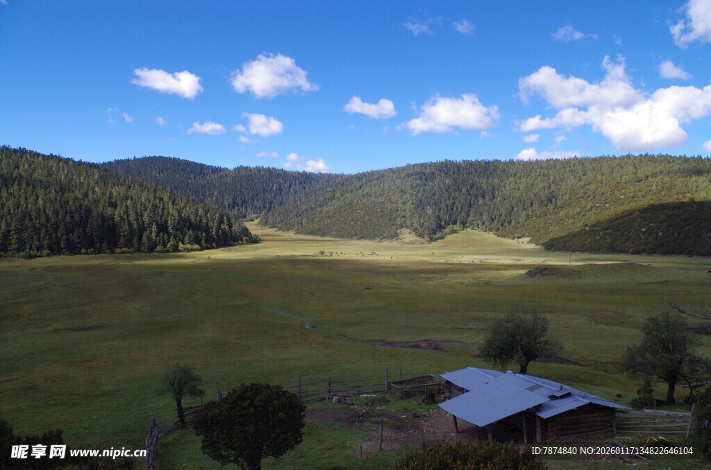 山间草原小屋风景