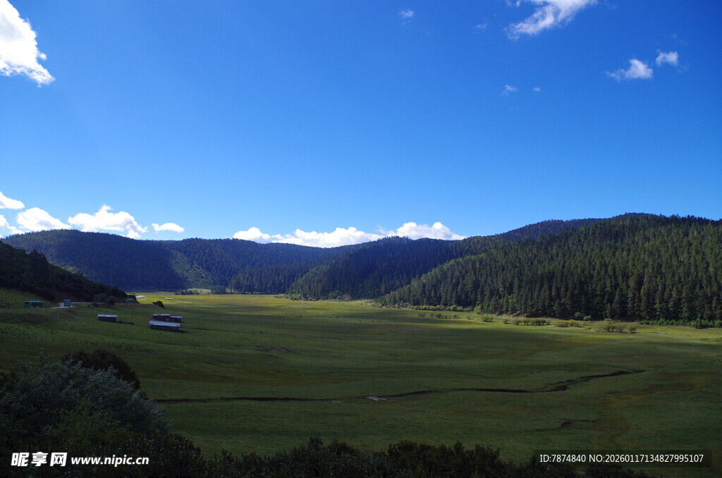 广阔草原与远山蓝天美景