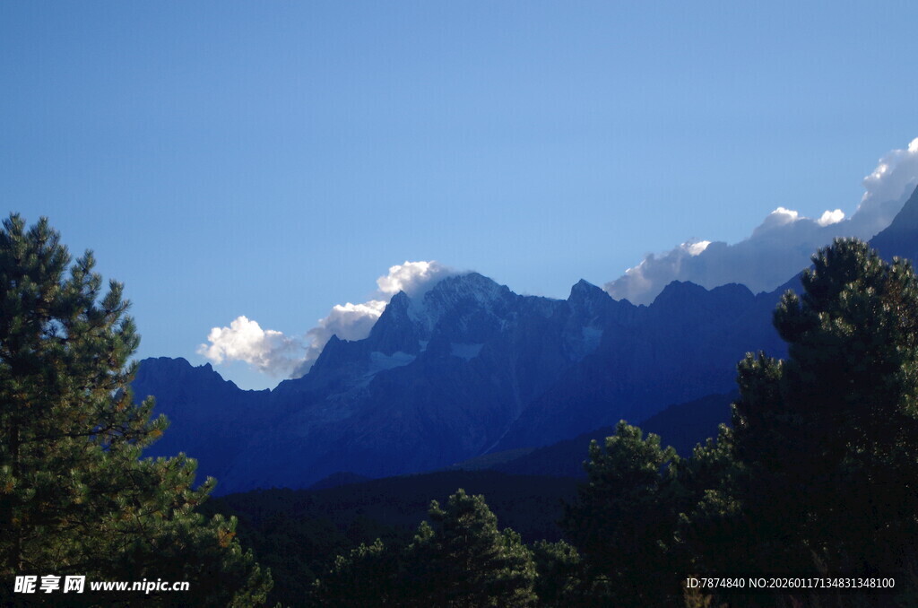 巍峨山峦与蓝天绿树