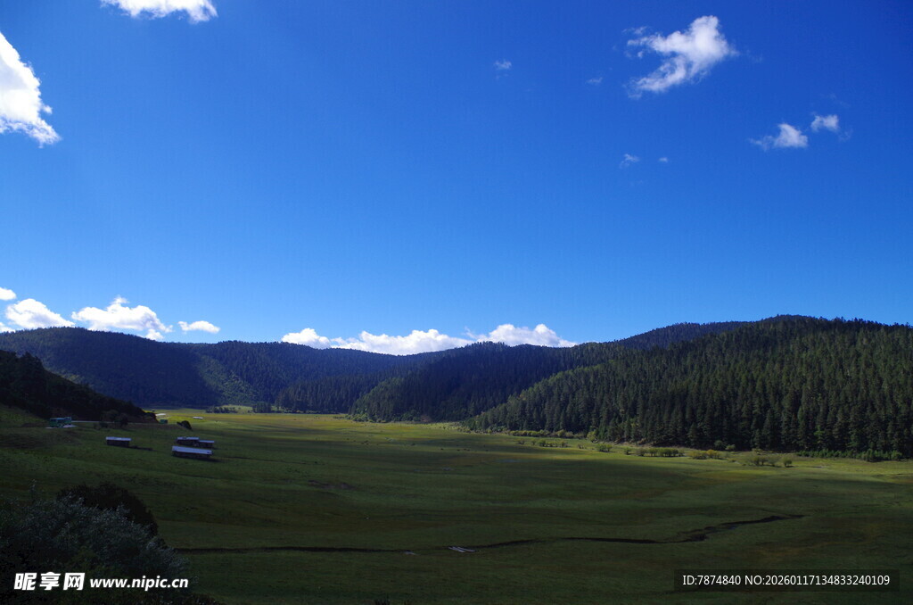 辽阔草原与蓝天青山美景
