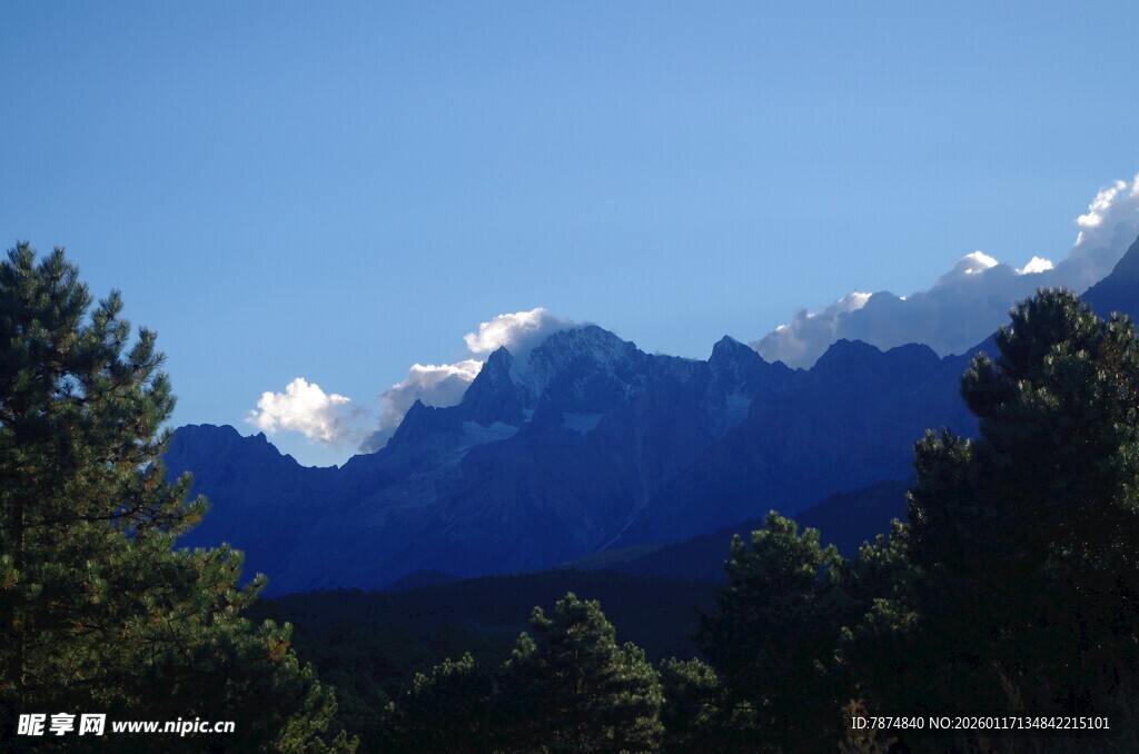 巍峨山峦与蓝天绿树