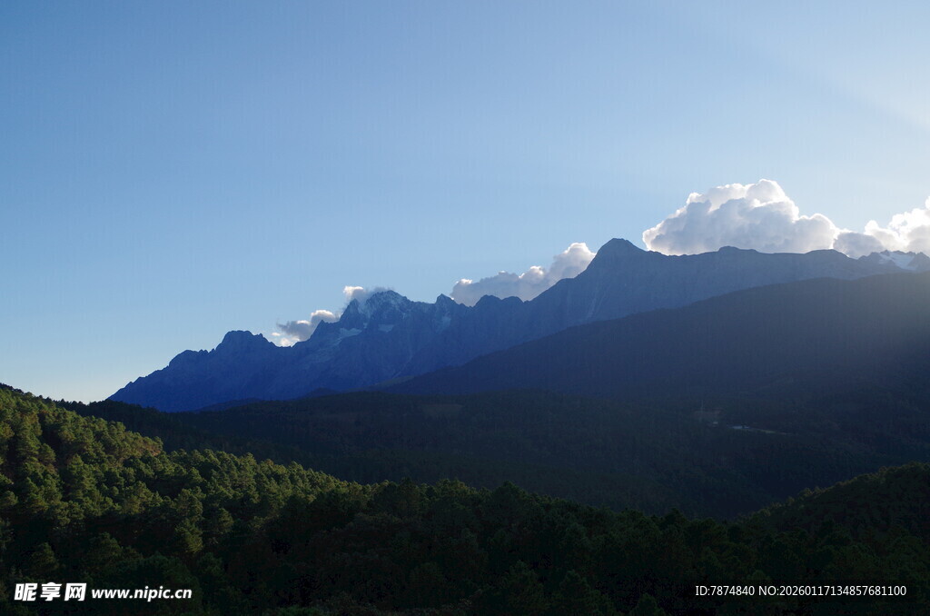 壮丽山景 阳光照耀的峰峦