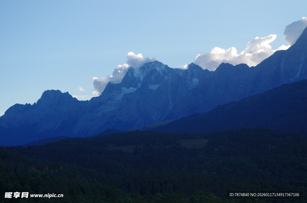 壮丽巍峨的高山景观