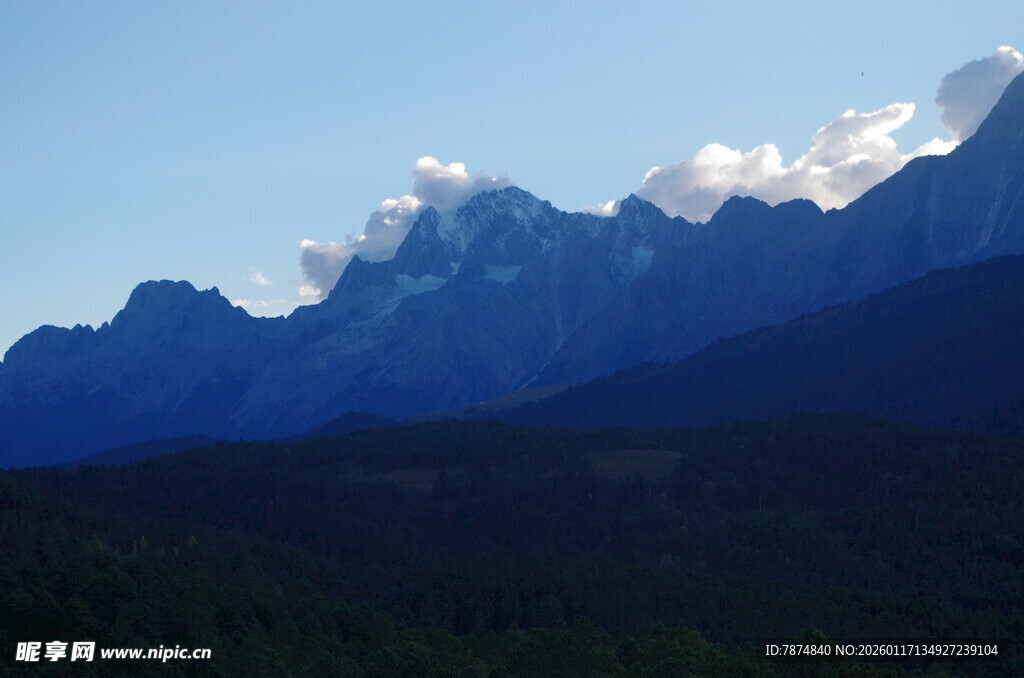 壮丽山景 云端巍峨山峦