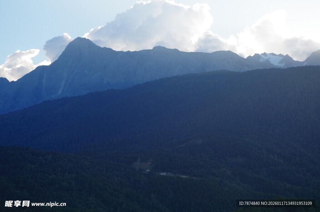 壮丽山峦与云端美景