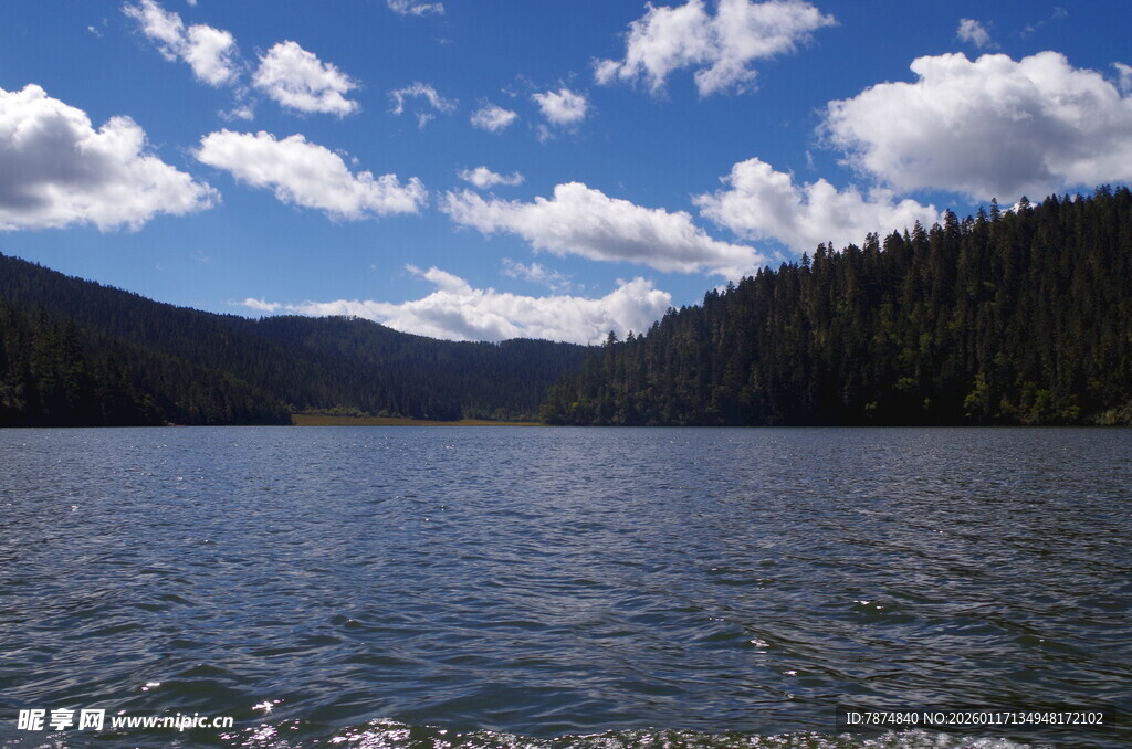 宁静湖畔的山林蓝天美景